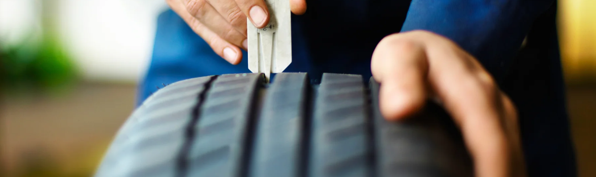 트레드 깊이 측정기 사용