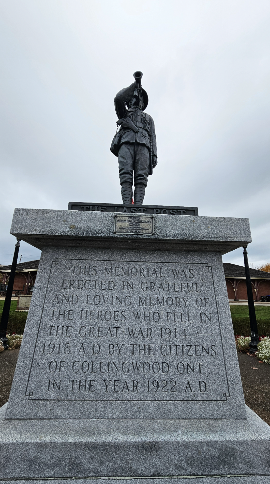 1922년 콜링우드 시민들이 세운 전몰용사기념비 ‘마지막 경례(The Last Post)’