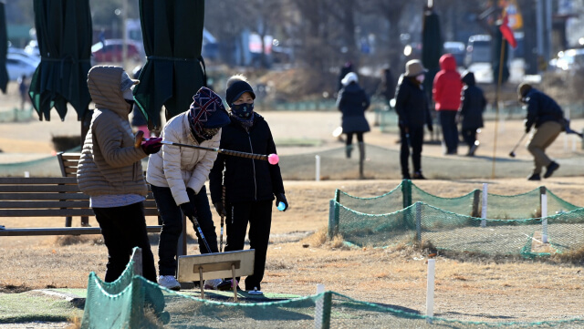 두꺼운 겨울옷입은 파크골퍼들