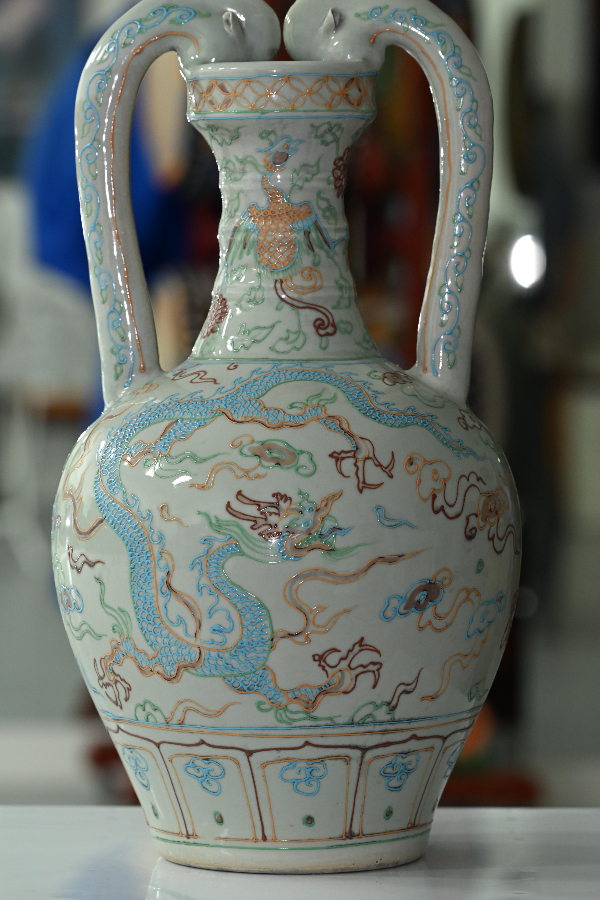 * **名称 Description:** 双龙耳沥粉龙纹盘口尊
* **年代 Period:** 元 代 (원대)
* **质地 Quality:** 陶 瓷 (도자)
* **尺寸 Size:** 高: 58cm 底足: 17.3cm