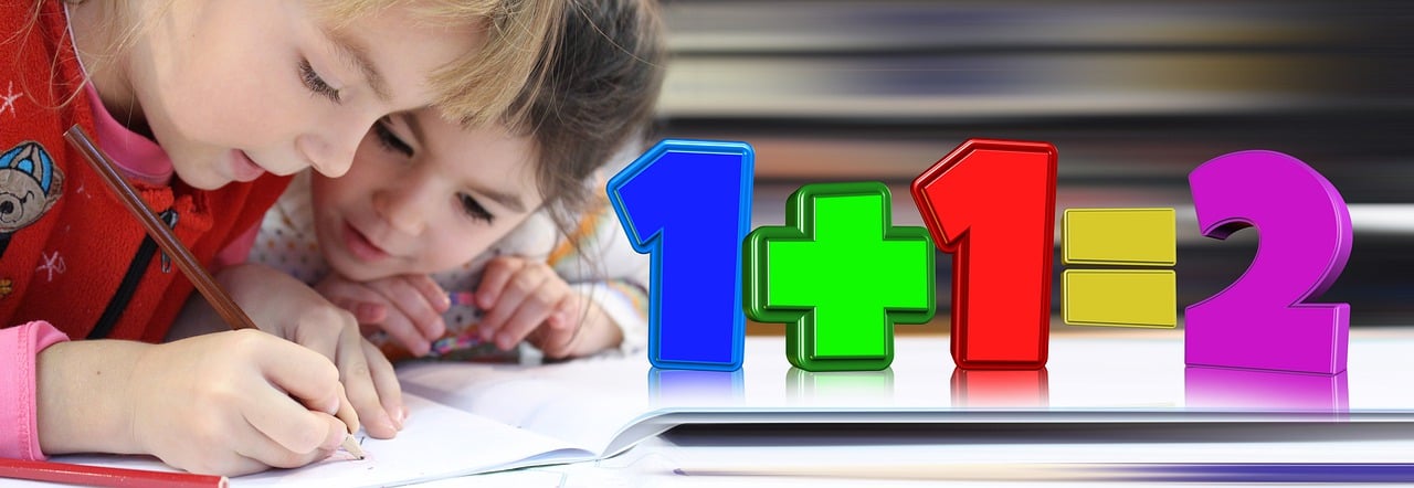 두명의 어린 학생이 함께 연산문제를 풀고있는 사진