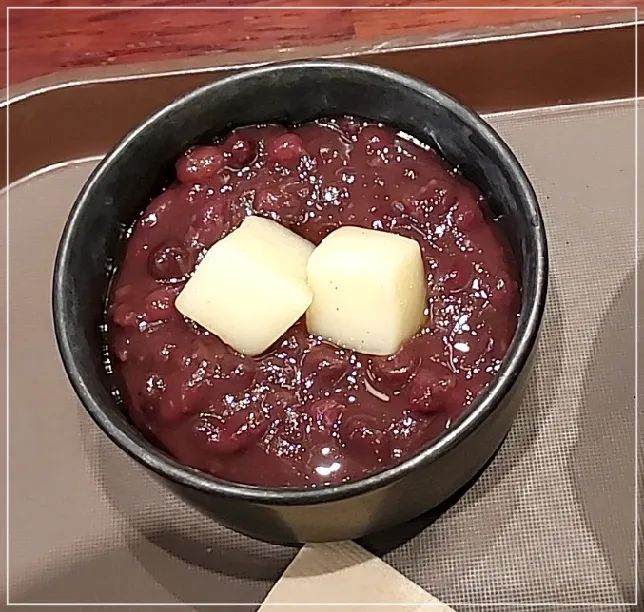 그룻에 담긴 팥소와 찹쌀떡 2개
