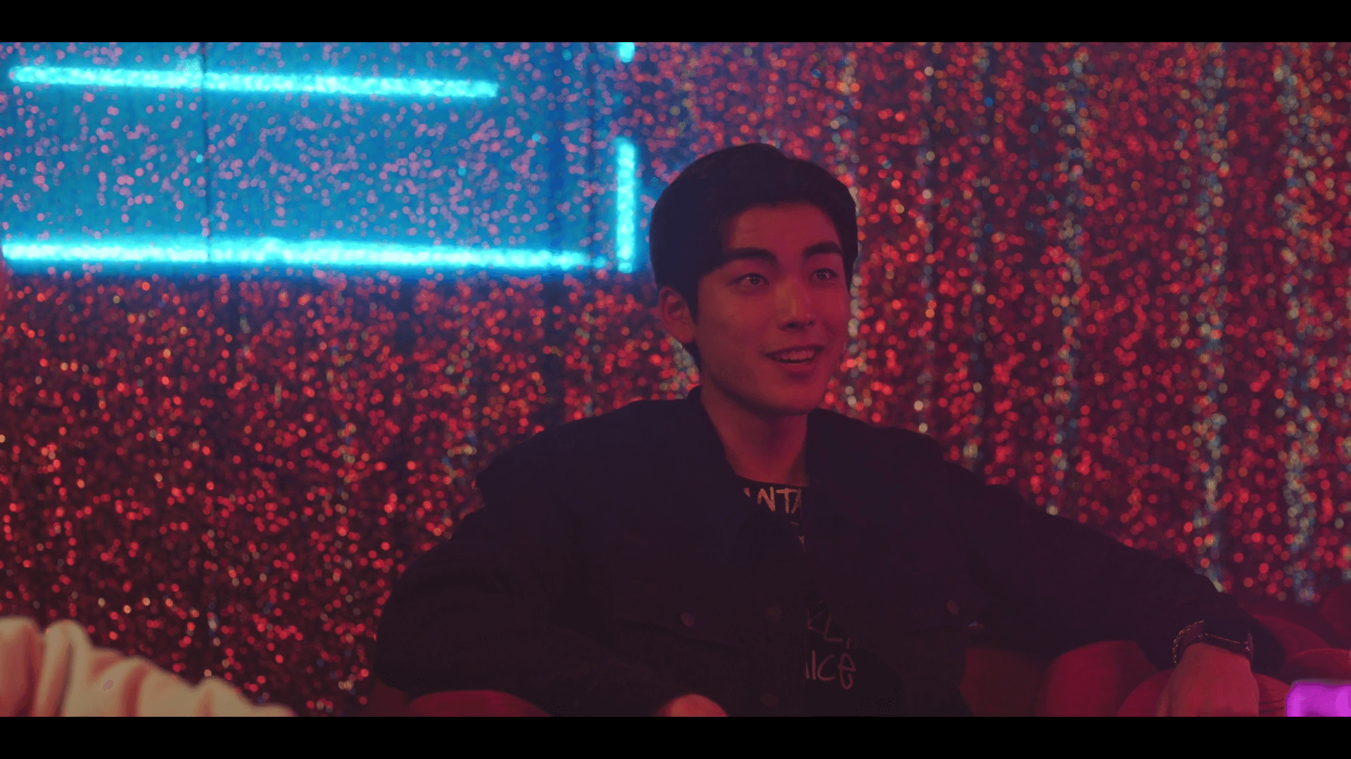 드라마 '약한영웅 클래스 1' 6화 한 장면 - 클럽에 앉아 있는 전영빈