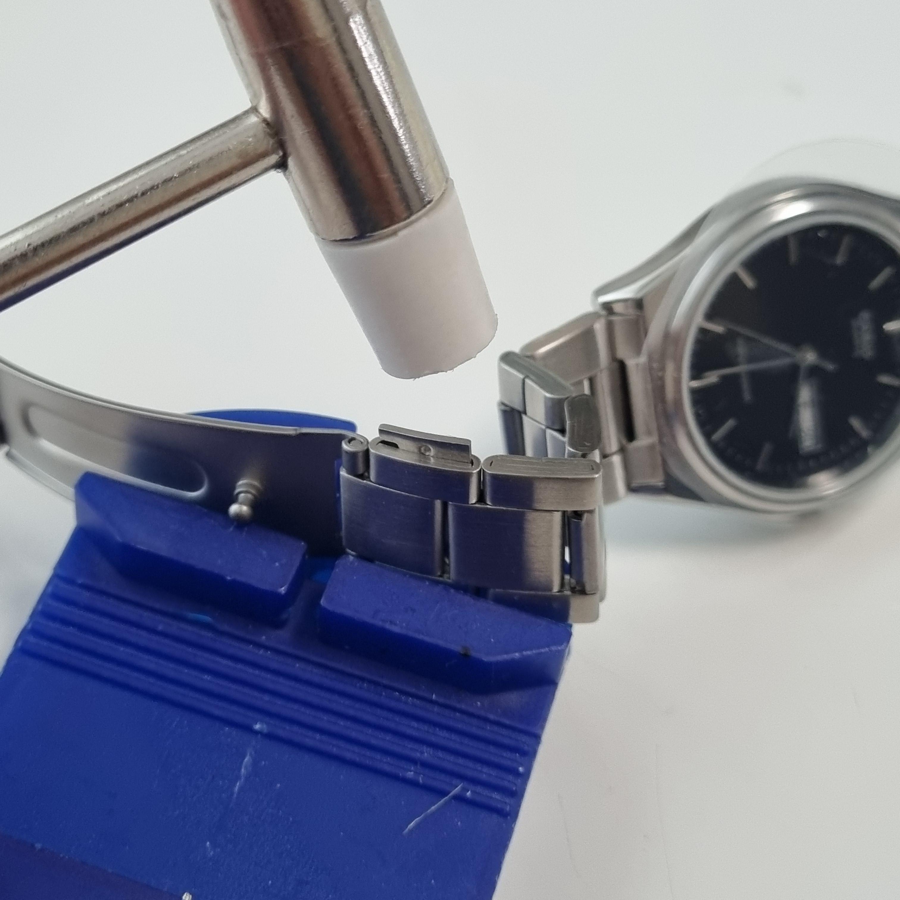 카시오 메탈 시계줄 재결합을 위해 심을 다시 결합하는 단계