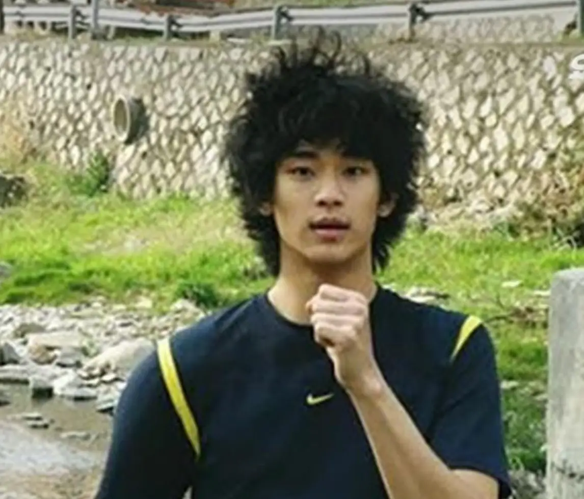 김수현-
물이 나오는 배수구에서 파란티를 입고 부스스한 머리로 말하는 김수현