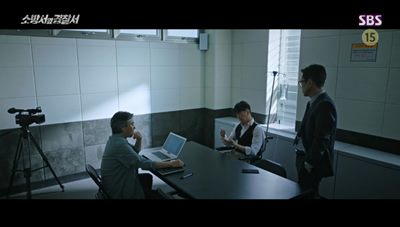 진호개가 의식이 없자 증거가 없다는 것을 알고 조사실에서 당당하게 버티는 마태화의 모습입니다.