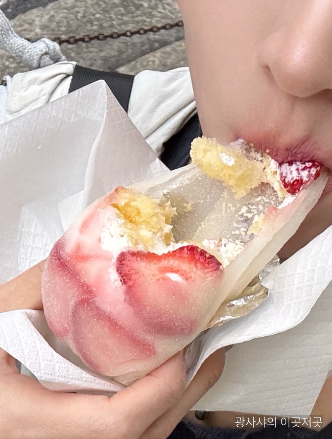 구로몬시장 디저트가게 나니와야 딸기 케이크 모찌 늘어남