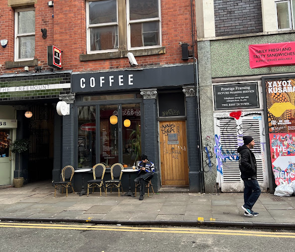 카페외관과지나가는사람