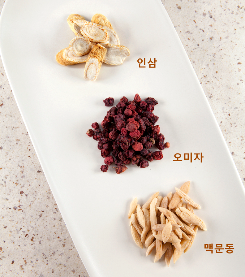 맥문동(麥門冬)·인삼·오미자 등 3가지 재료가 접시에 놓여져 있다.