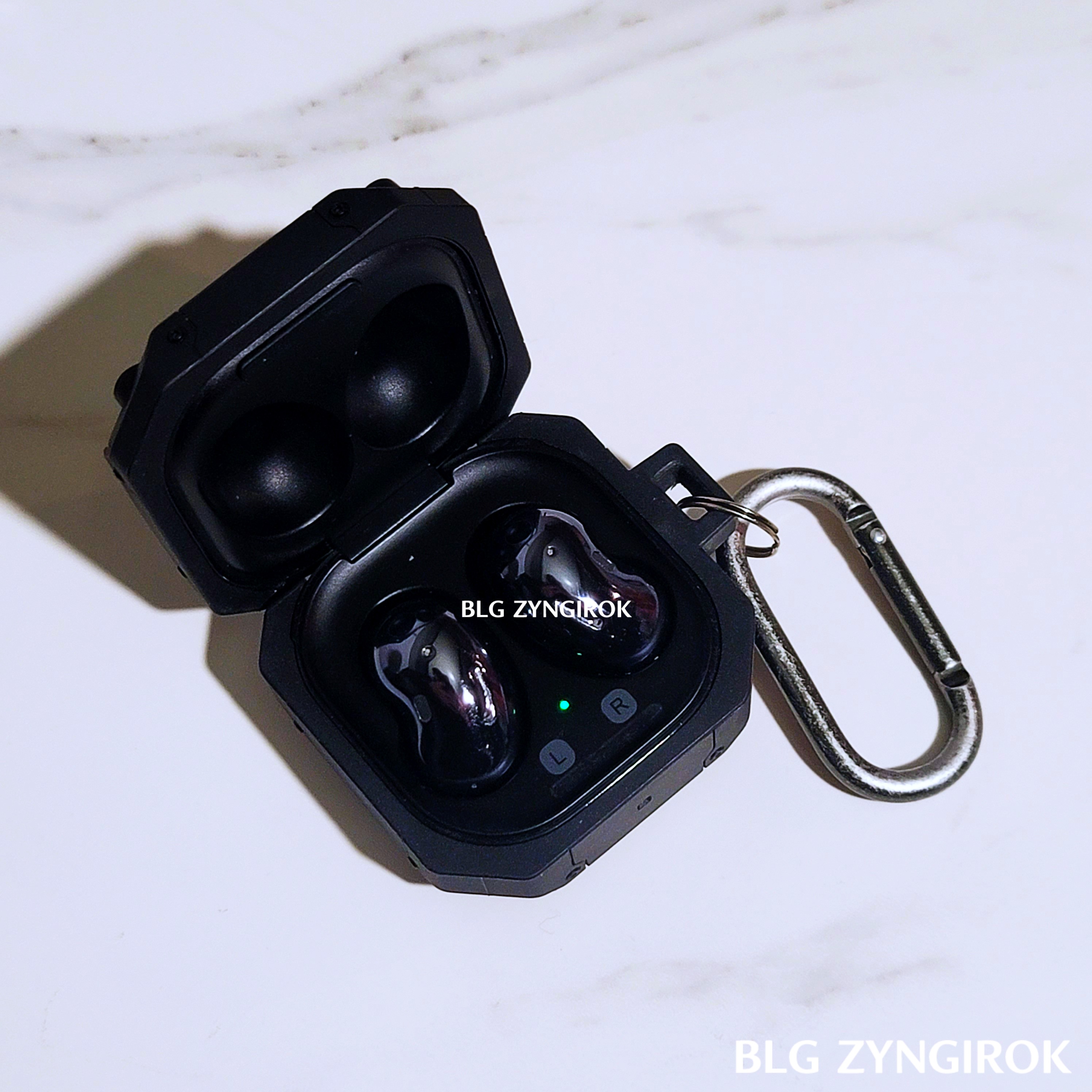 베루스-케이스를-장착한-버즈라이브가-열린-채-테이블-위에-놓여있다.