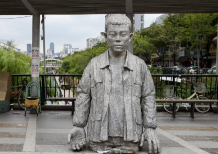 서울 청계천에 위치한 전태일 다리에 서 있는 전태일의 반신상. / 출처 : 세상을 바꾸는 시민언론 민들레