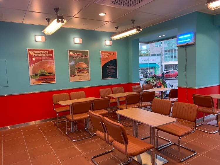 힘난다버거 가게 내부