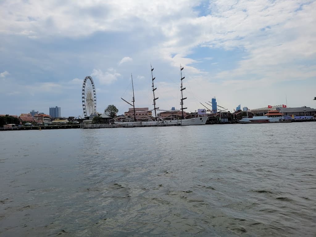 차오프라야강에서 바라본 아시아틱 관람차와 강변 풍경
