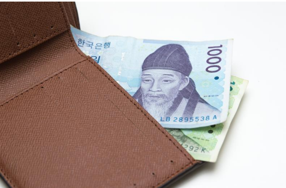 지갑에 만원권 한장, 천원권 한장이 들어 있다.