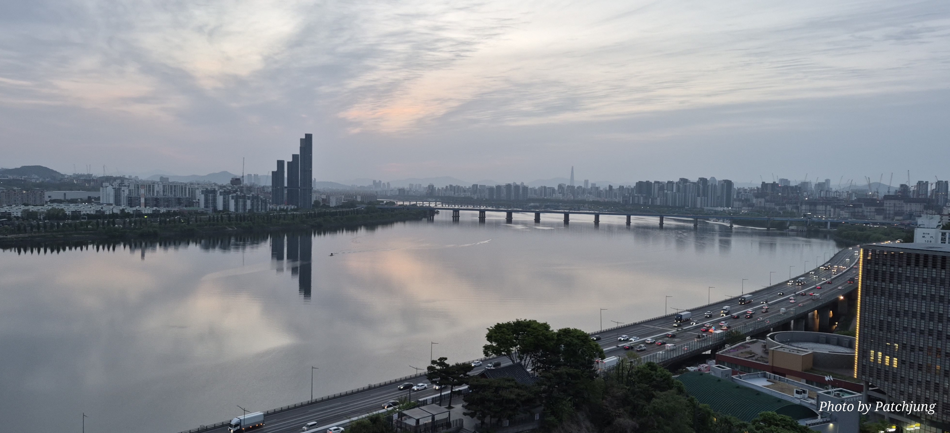 흑석동 아크로리버하임 거실에서 본 4월 23일 아침 한강의 거울 같은 반영 전경