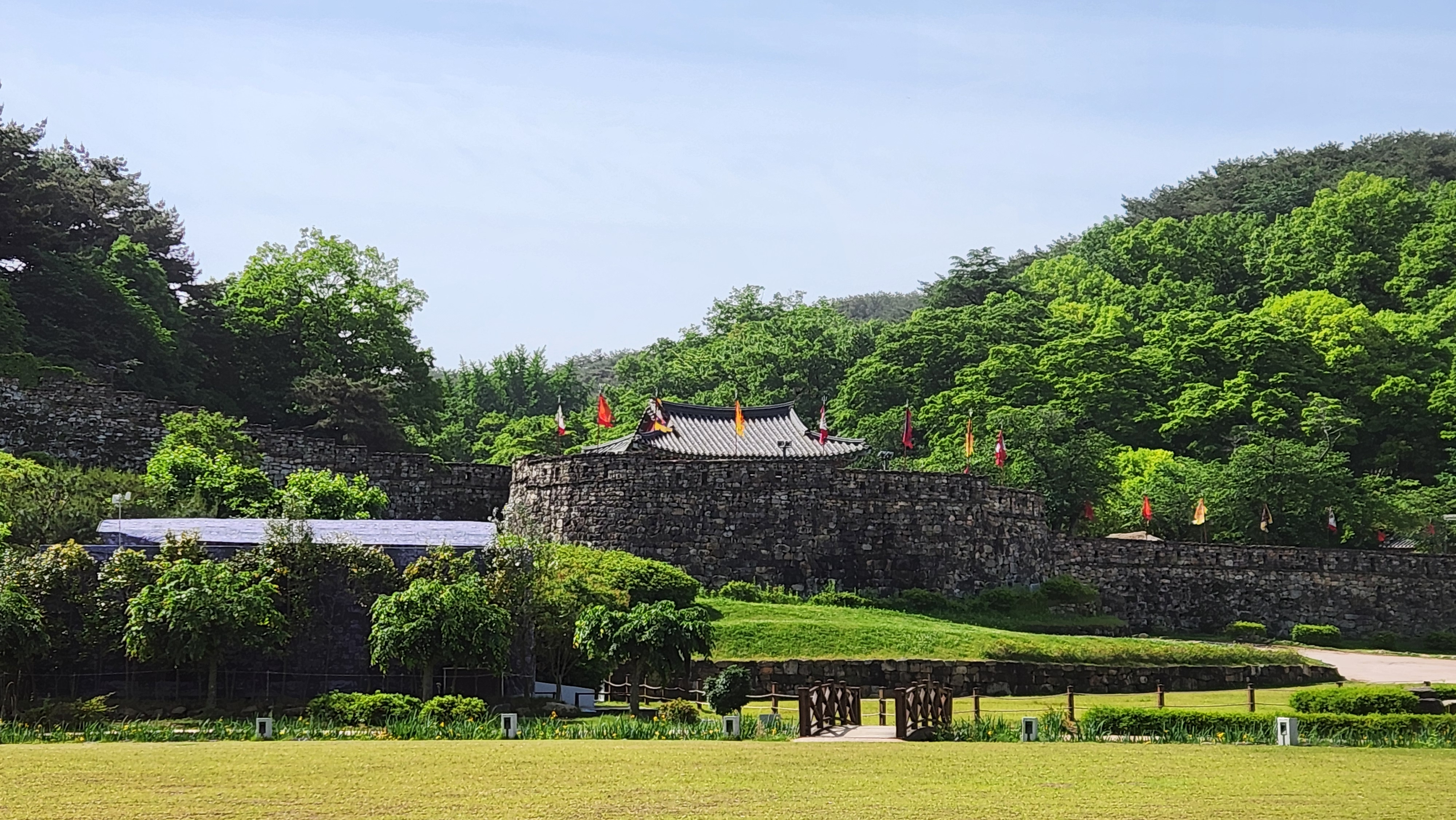고창읍성 앞 잔디밭