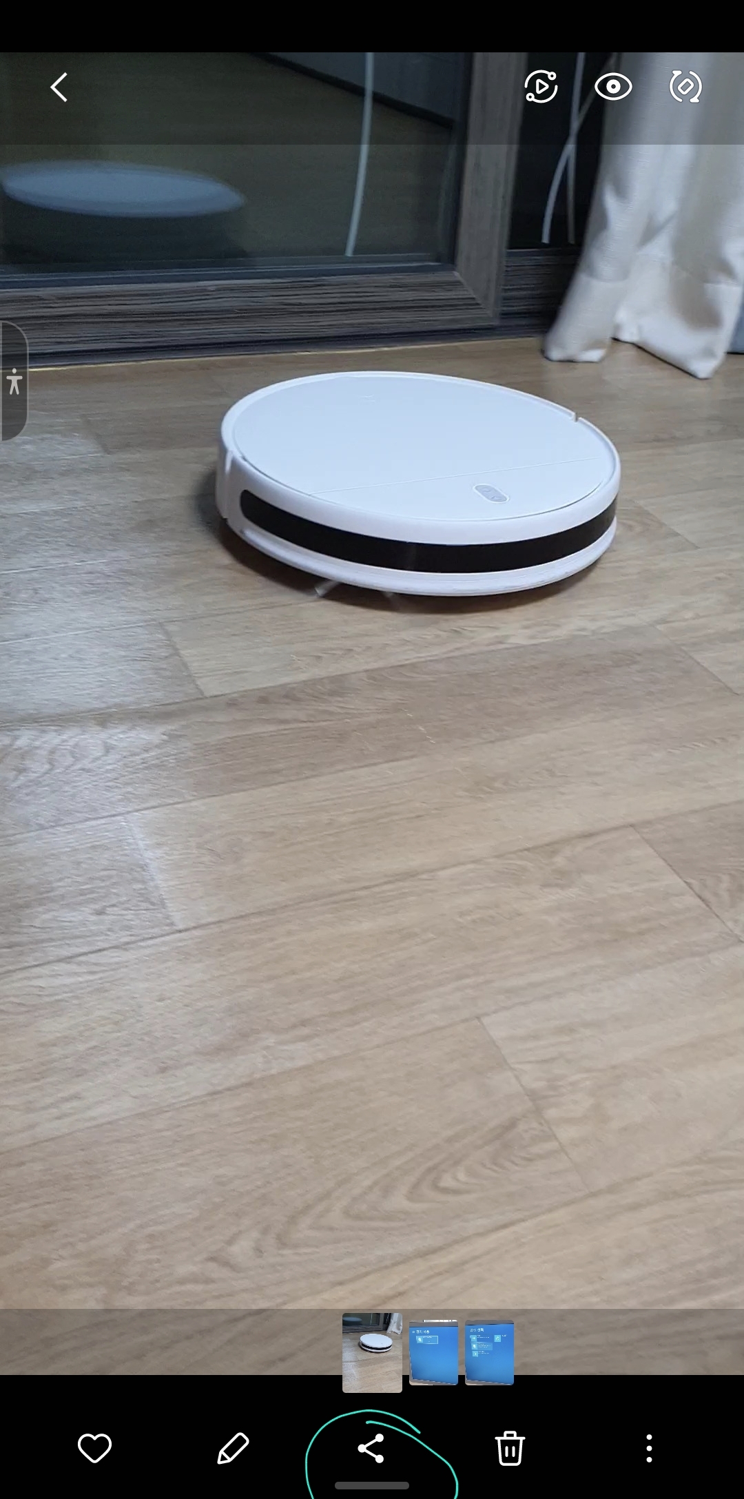 사진의맨 아래 가운데를 보면 표시된 3각 점을 선택해주세요. 저게 바로 공유 버튼입니다.