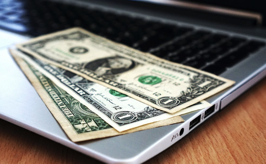 노트북 위에 올려져있는 달러