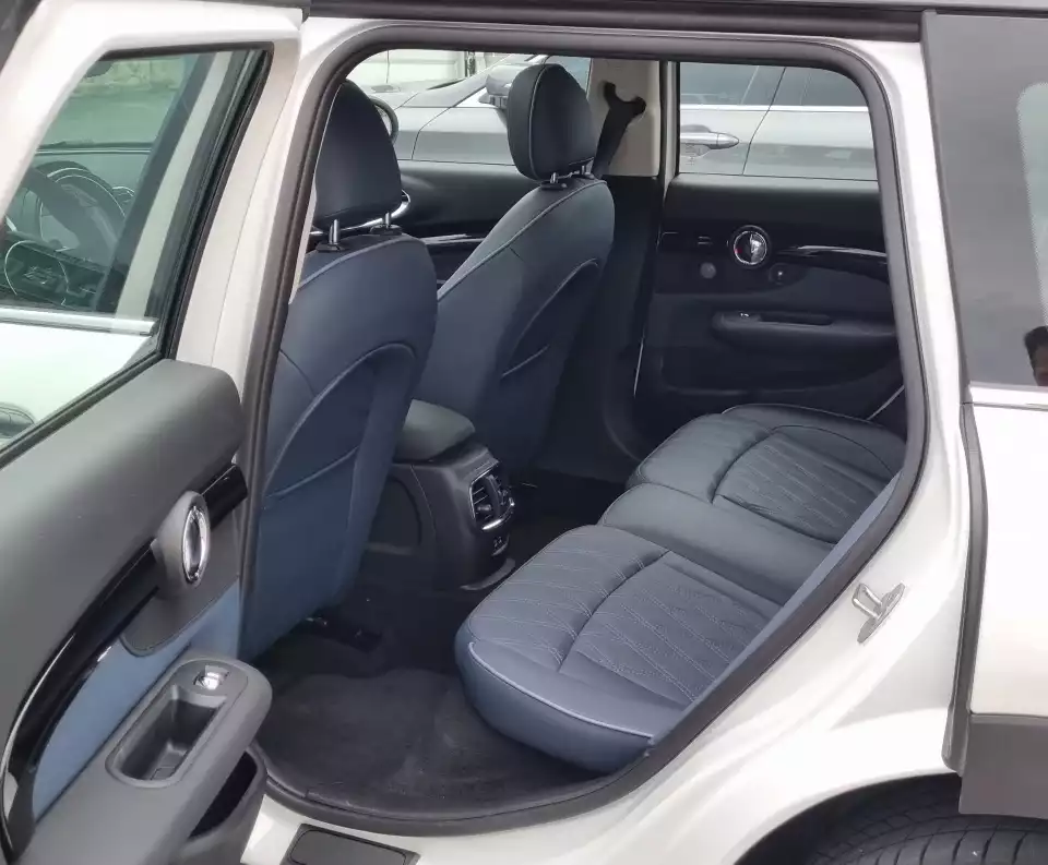 미니 클럽맨 S의 2열은 이렇습니다.