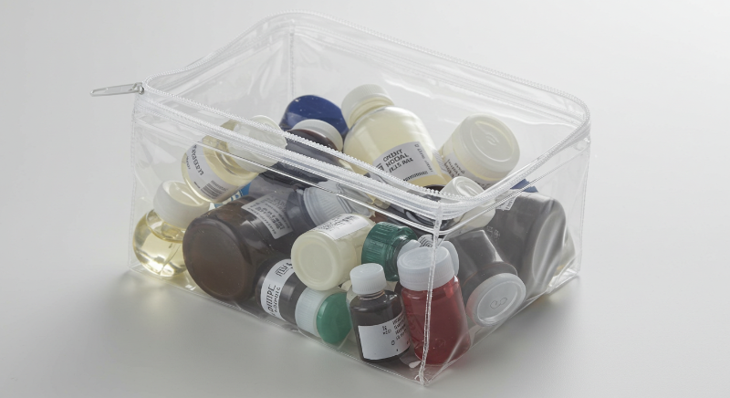 100ml 이하 액체류를 투명 지퍼백에 담아 준비한 모습.