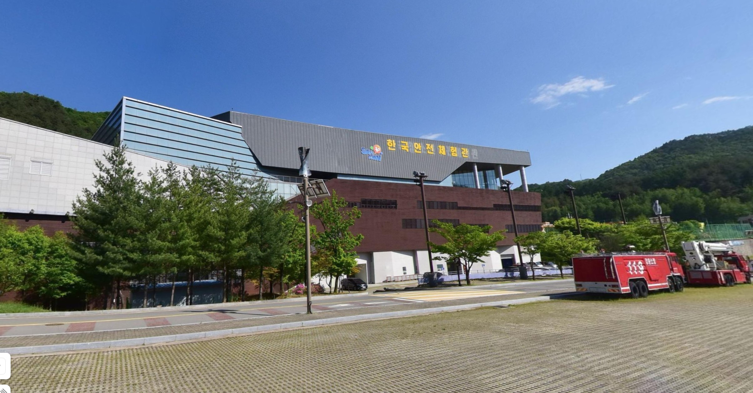 태백 365세이프타운 한국안전체험관 전경과 소방차 전시 모습