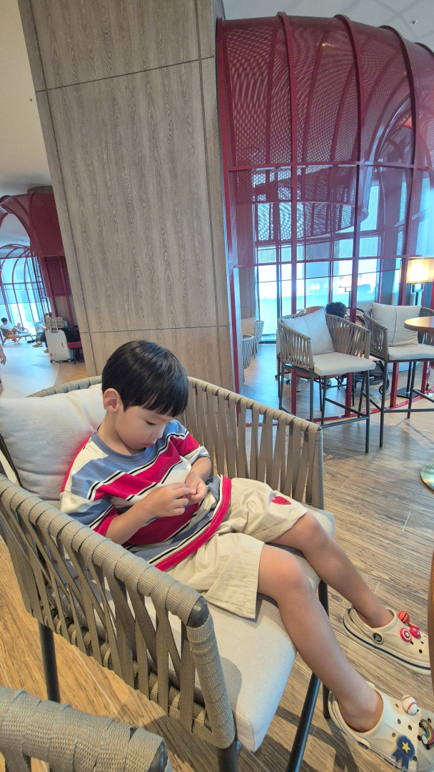 체크인 대기 하느라 너무 심심해 하는 우리 아들 사진