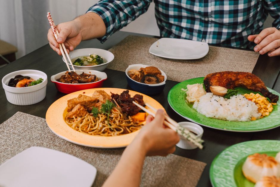 지방이 적당히 든 규칙적인 식사 접시