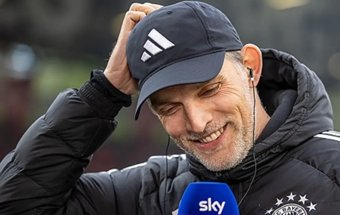 클린스만-검은모자 검은 겨울점퍼를 입은채 오른손으로 머리를 긁적이고 웃으며 인터뷰하는 투헬감독