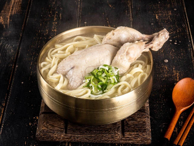 칼국수그릇에 닭한마리