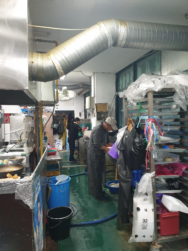 회를 손질하고 있는 남자 사장님과 여자 사장님