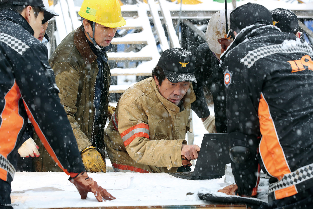 한 남자의 고립, 시스템의 공백, 그리고 끝내 도달한 목소리 — 영화 '터널'