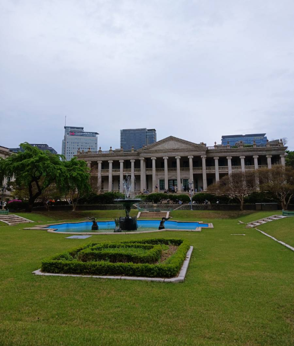 석조전과 연못이 보이다