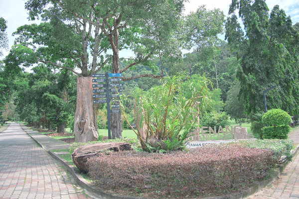Penang Botanic Garden 간판이 있는 식물원 초입