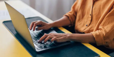 노트북을 이용해서 온라인 서비스 확인하는 손