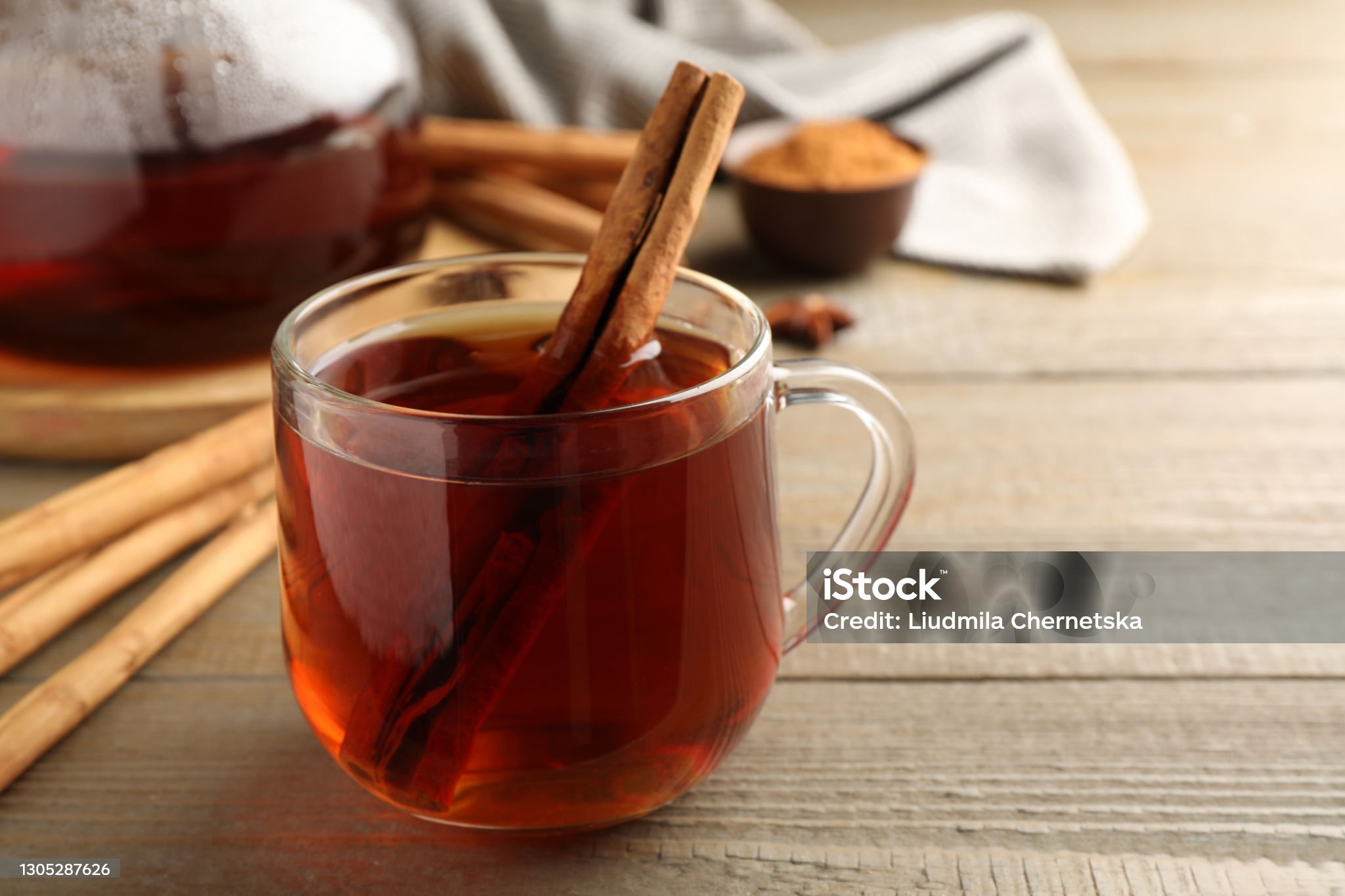 계피를 곁들인 차 한잔