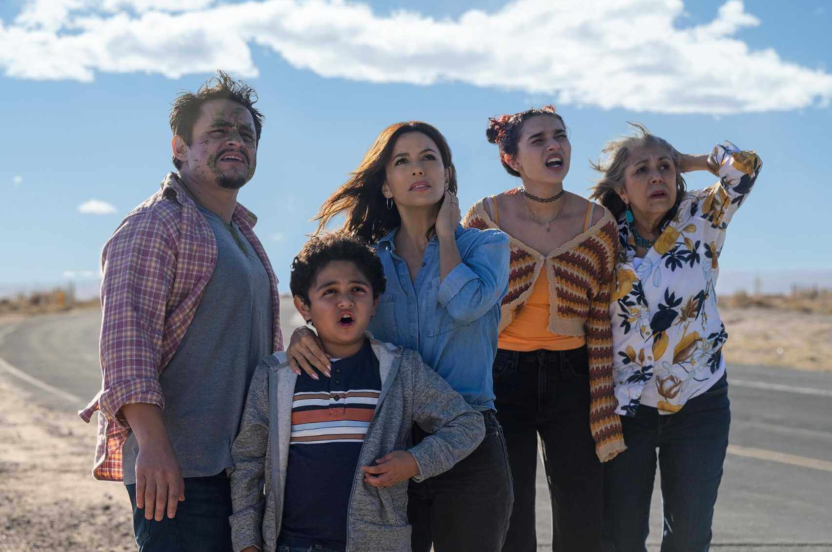 디즈니플러스(Disney+) 영화 "Alexander and the Terrible, Horrible, No Good, Very Bad Road Trip"의 공식 포스터 : 알렉산더 가족이 정면을 주시하는 장면
