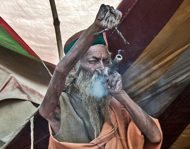 평생 오른손을 들고 사는 인도인