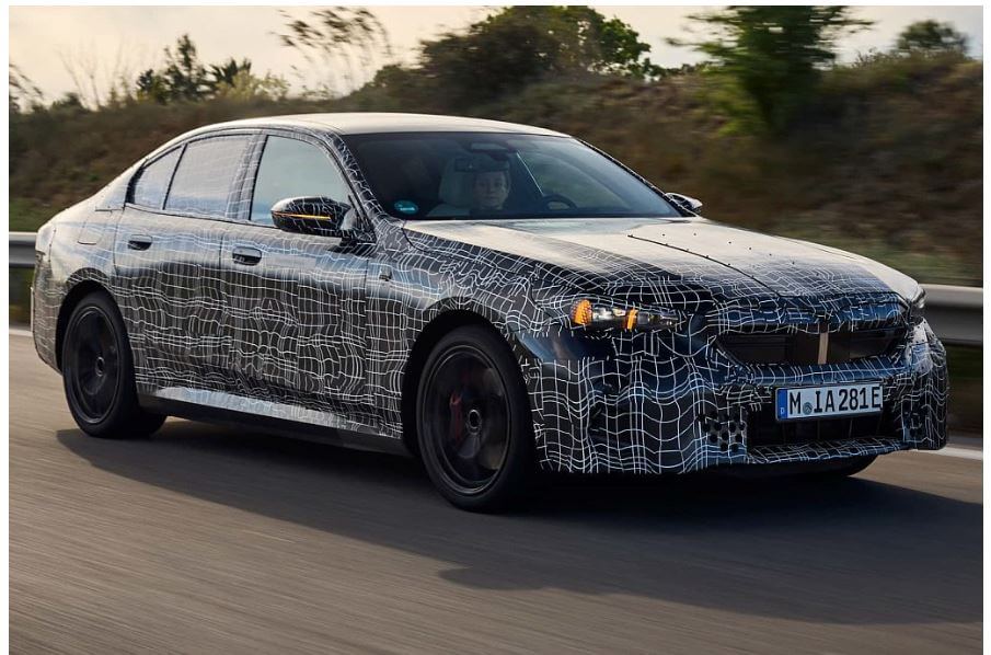 BMW의 8세대 5시리즈(왼측면)