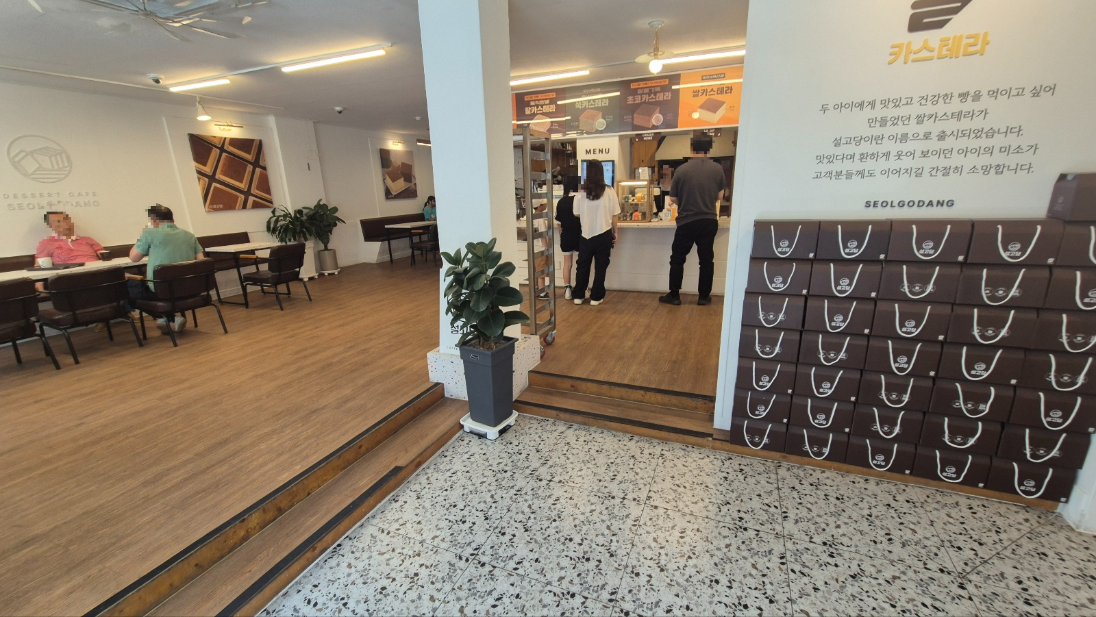 실내 인테리어 화이트 우드톤의 깔끔함