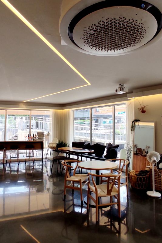 천장에 간접등이 매립되어 있는데 진한 에폭시 바닥에 간접등이 비친 모습이 인상적임