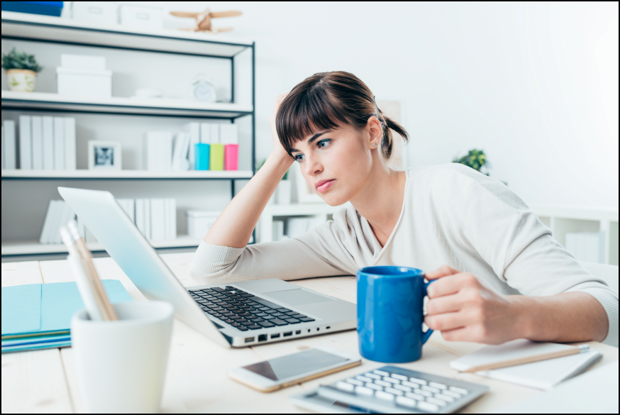 노트북을 보는 한 여성의 모습이 보인다.