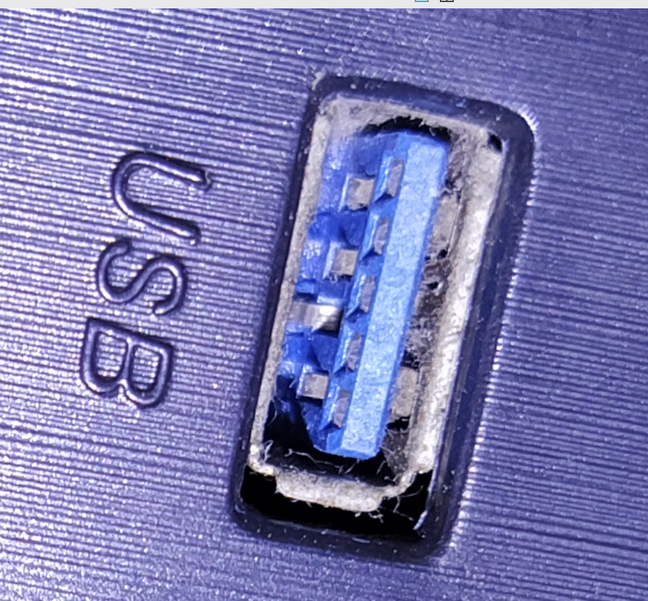 가운데 있는 핀 하나가 안쪽으로 구부러진 상태입니다.