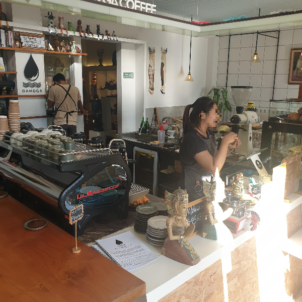 발리 카페 투어 : 발리 우붓(Bail Obud) 지역, 강가 커피(GANGGA Coffee Ubod)_카페 내부 1