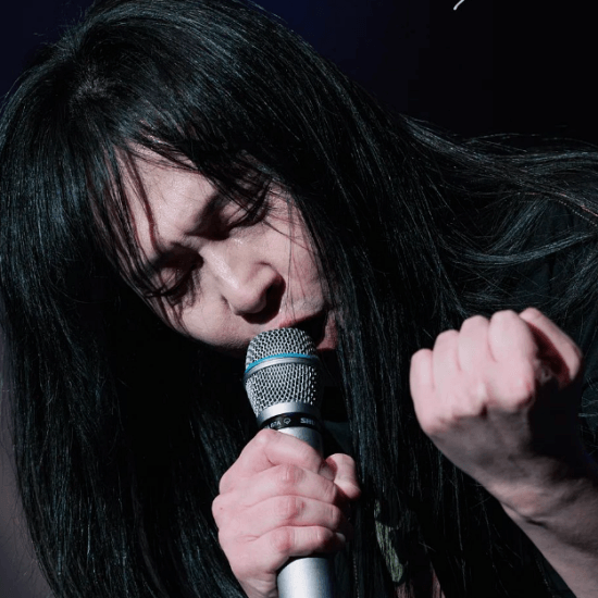 김경호가 노래를 부르고 있다.