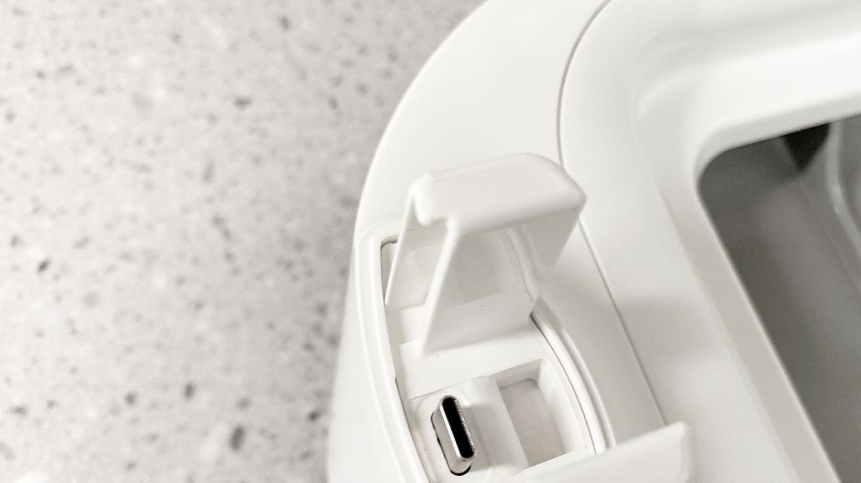 lg 틔운 미니 연장막다 연결부위 USB-C로 연결된다.