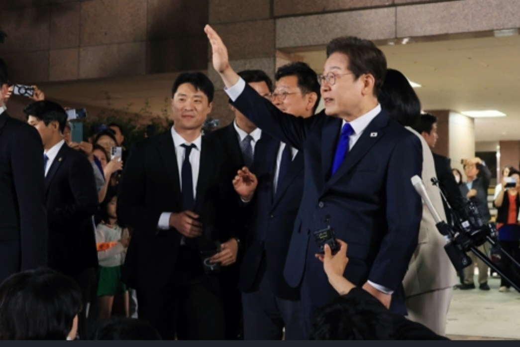 대통령당선후 지지자들에게 답례하는 이재명 대통령