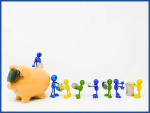 저금통에 동전을 넣고 있는 사람들