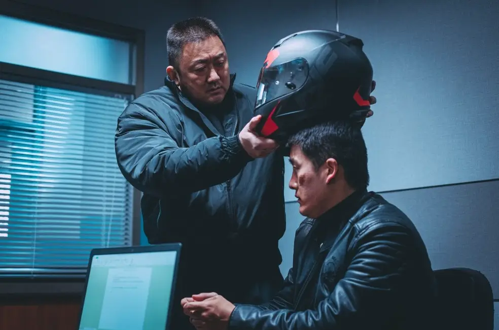 범죄도시-경찰서 안 검은 헬맷을 범죄자에게 씌워주는 마동석