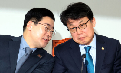 민주당 이재명 대표와 진성준 정책위의장의 모습 ❘ 출처 - 한겨