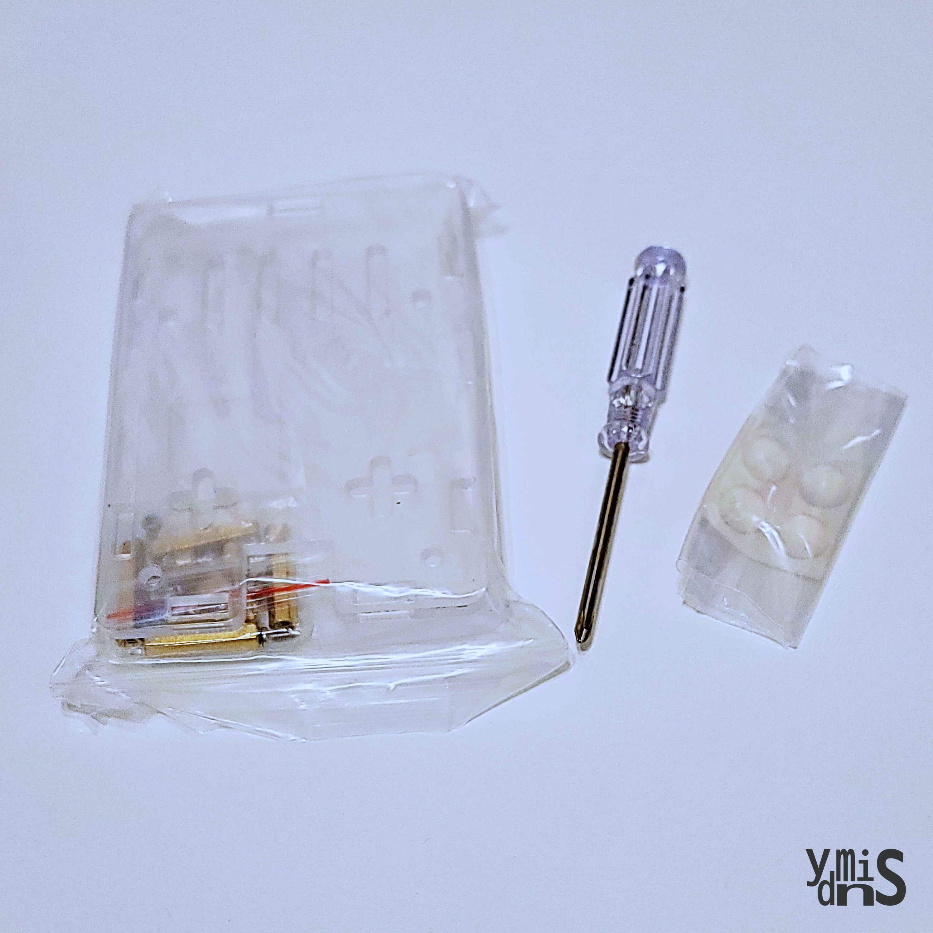 본체 프레임 부품 구성품들이 테이블 위에 놓여있다.